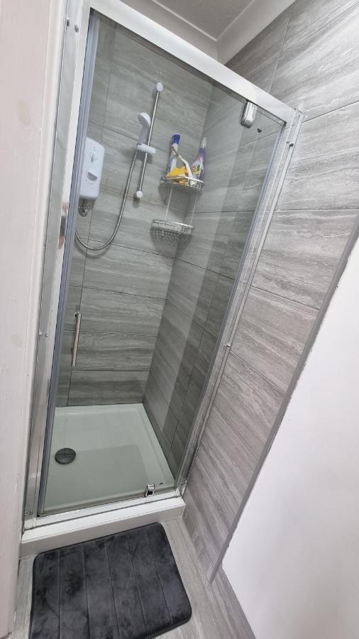 Deluxe Double Bedroom With Private Bathroom, Parking And Wifi Leeds  Exterior photo
