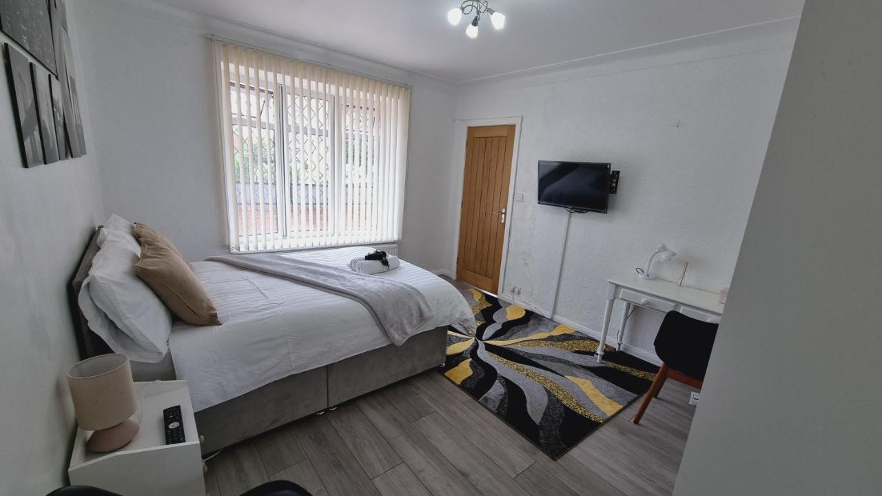 Deluxe Double Bedroom With Private Bathroom, Parking And Wifi Leeds  Exterior photo